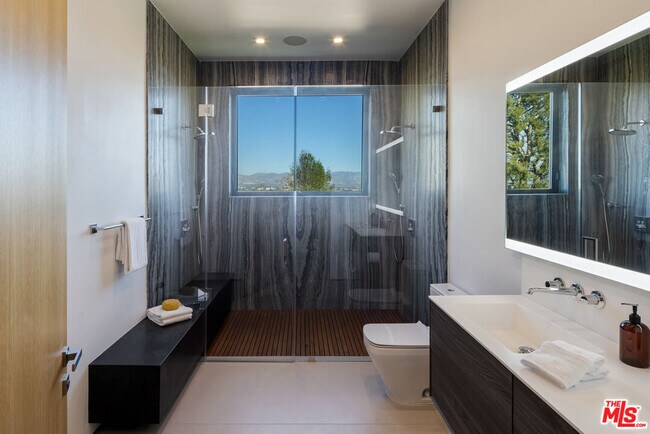 Building Photo - 16801 Oak View Dr