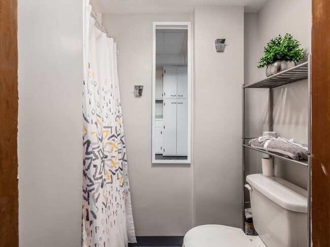 Building Photo - 123 E Alcott Rd