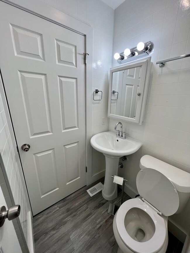 Building Photo - Massive Space! 4 Bedrooms 2 Bathrooms - Cr...