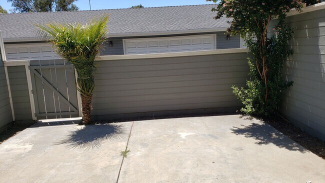 Building Photo - 417-423 Tiffany Drive