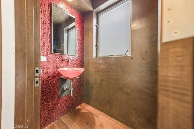 Building Photo - 419 Venice Way