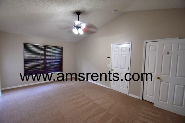 Building Photo - Spacious 3 bedroom 2 bath with huge backyard.