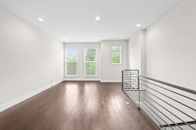 Building Photo - Beautiful Townhome in the Heart of Wesley Heights