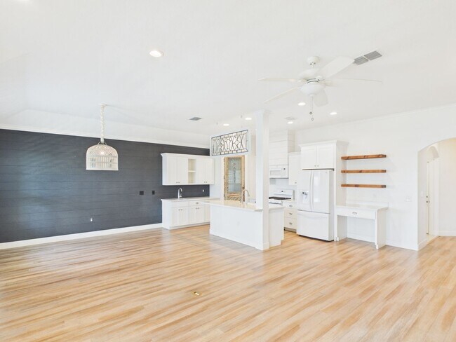 Building Photo - Modern Comfort: 3 Bed, 2 Bath with Garage & Large Pantry