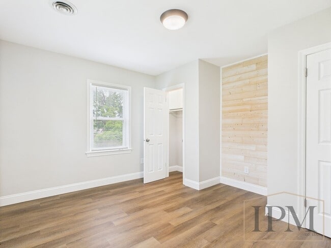 Building Photo - Available Now! Beautiful 3 Bedroom 2 Bath ...
