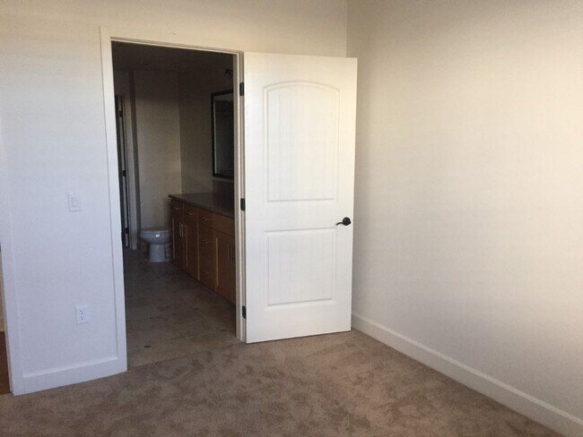 Building Photo - Single Story 2 + 2, plus Den Condo in Downtown Ventura Cannery!