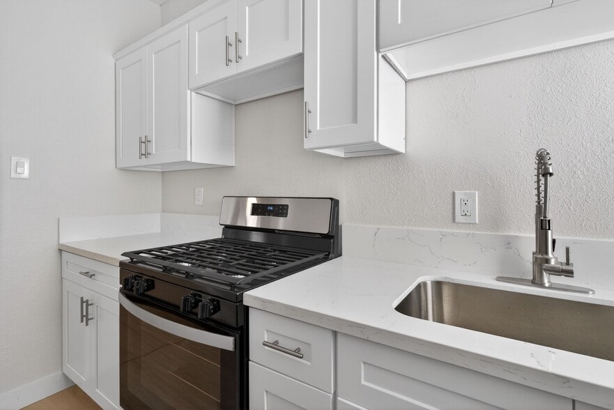 Building Photo - 915 Cherry Ave