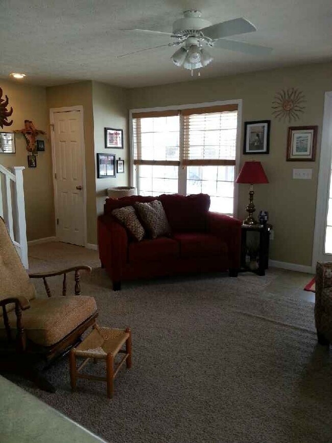 Building Photo - PRICE REDUCTION 3 BDRM TOWNHOUSE Available July 2026;   Monthly rent $1,795