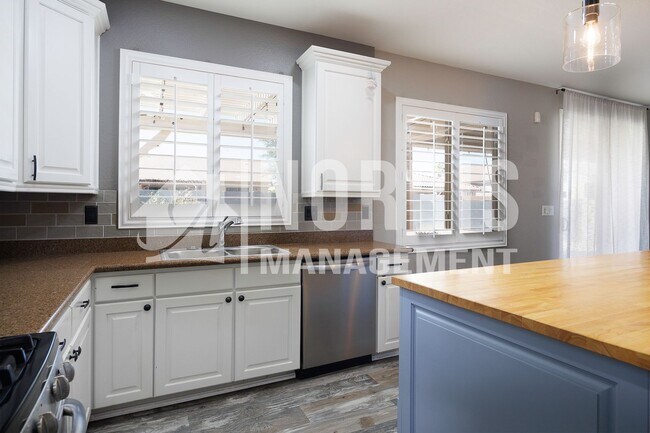Building Photo - Beautiful Two-Story Home Located in Missio...