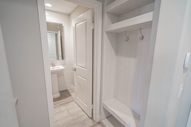 Building Photo - West Creek 3 Bedroom Condo for Rent in Val...