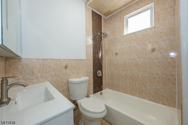 Building Photo - 24 Llewellyn Ave