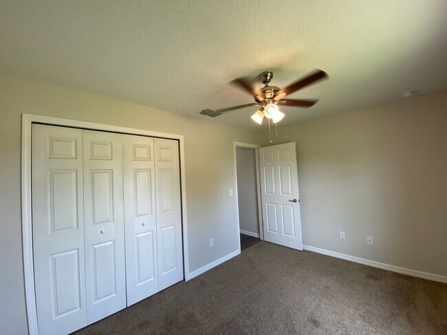 Building Photo - Silver Springs Shores - Welcome Home
