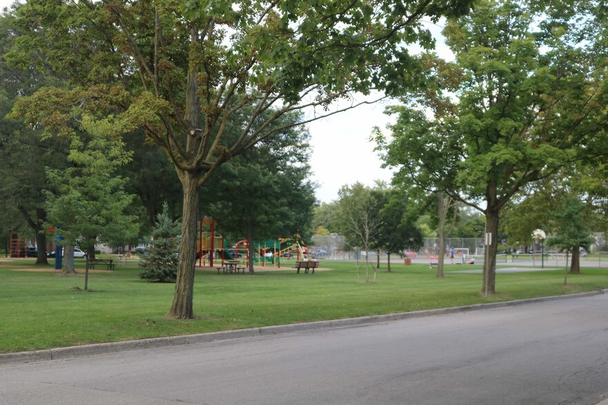 Pembroke Park - 323 N Eton St