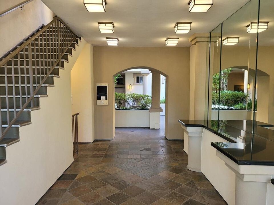 Building Photo - 2669 S Barrington Ave