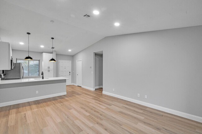 Building Photo - 800 NW Fork Rd