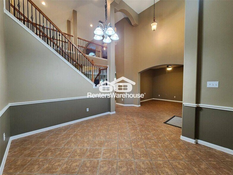 Building Photo - 716 Almond Pointe