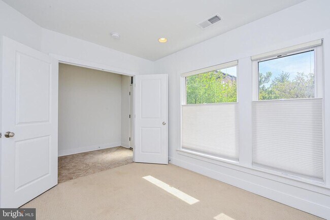 Building Photo - 8337 Looking Glass Way