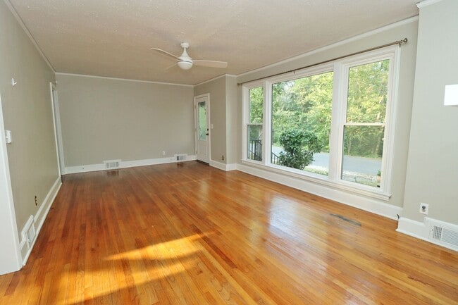 Building Photo - Updated 3 bedroom 2.5 bath home in Sherwood Forest