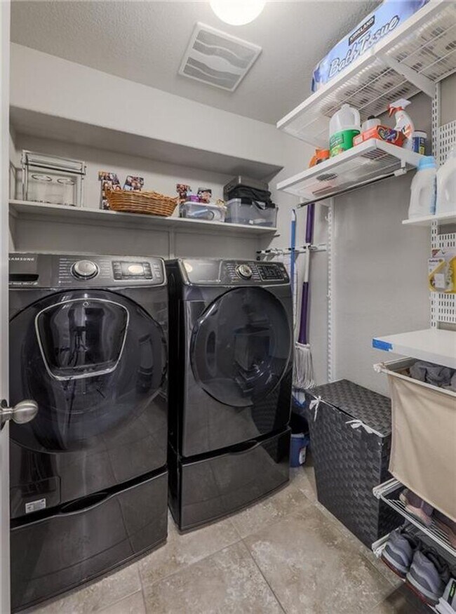 Building Photo - Spacious & Beautiful 3/BR 2/BA Home with E...