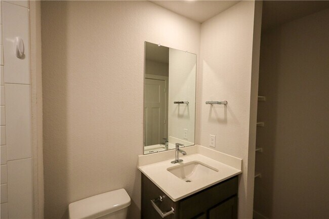 Building Photo - 910 Kickapoo Ln