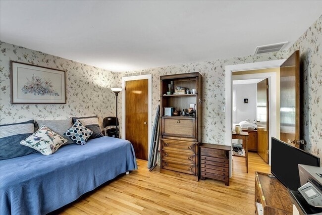 Building Photo - 40 English St