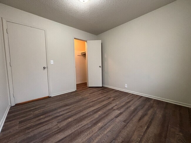 Building Photo - Renovated 2 Bedroom, 1 Bath Apartment at t...