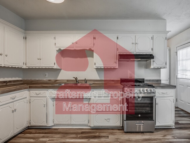 Building Photo - 224 W 5th St