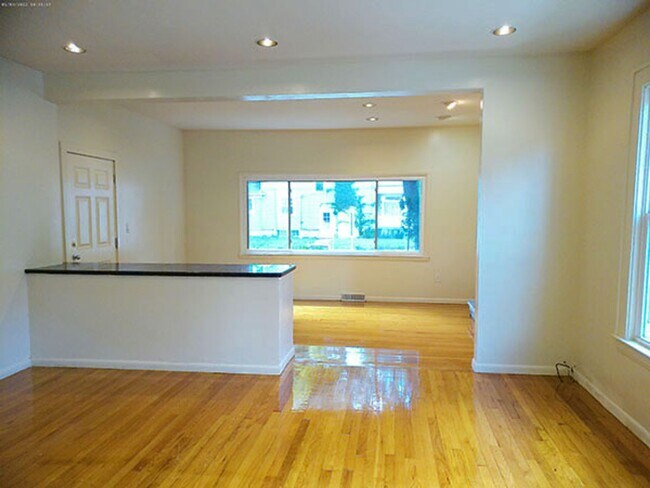 Building Photo - Bright Flat Includes Garage, Near Food Co-...