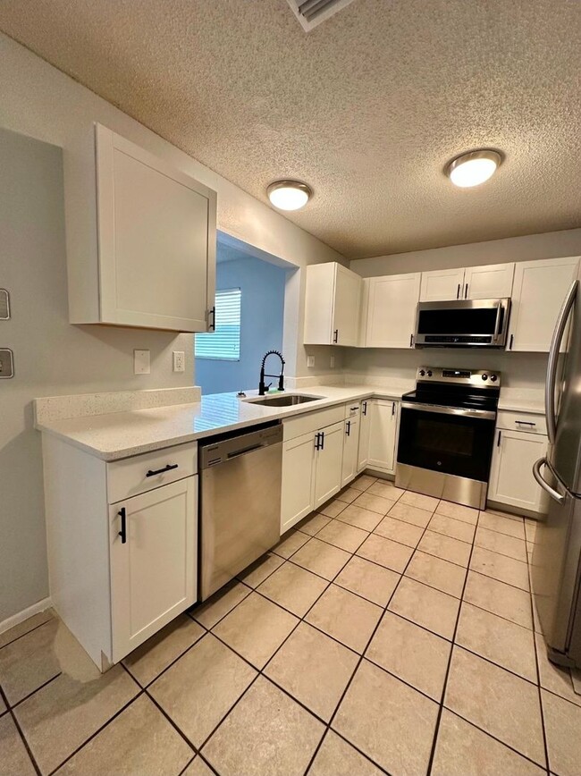 Building Photo - 3 bedroom 2 bathroom house fully fenced in...