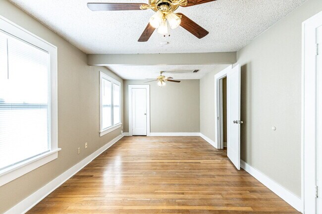 Building Photo - Adorable two bedroom home!