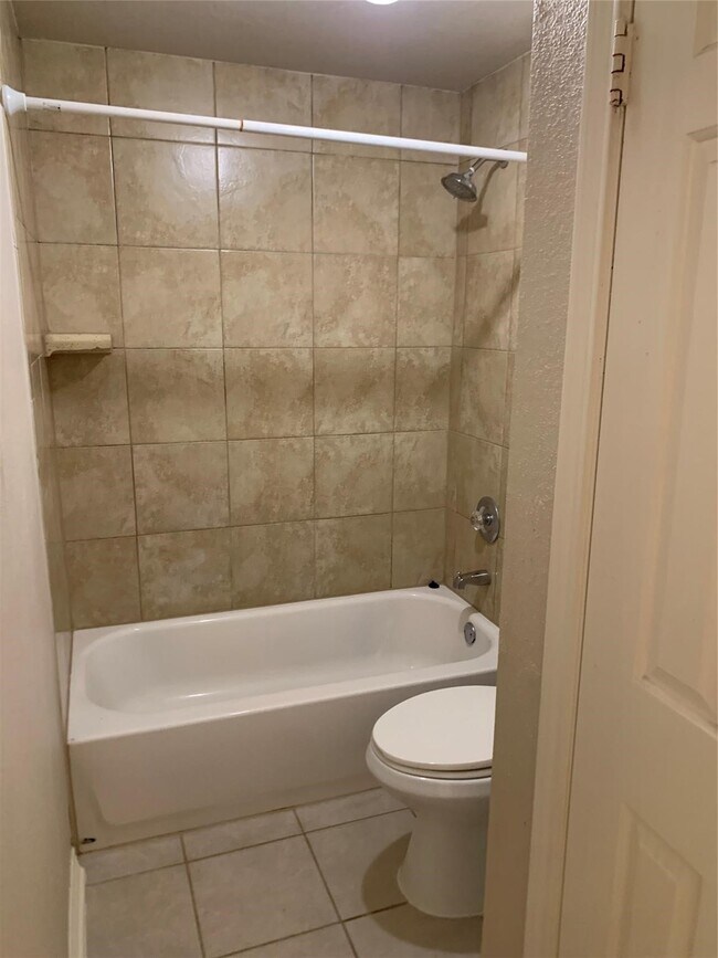Building Photo - 2255 Braeswood Park Dr
