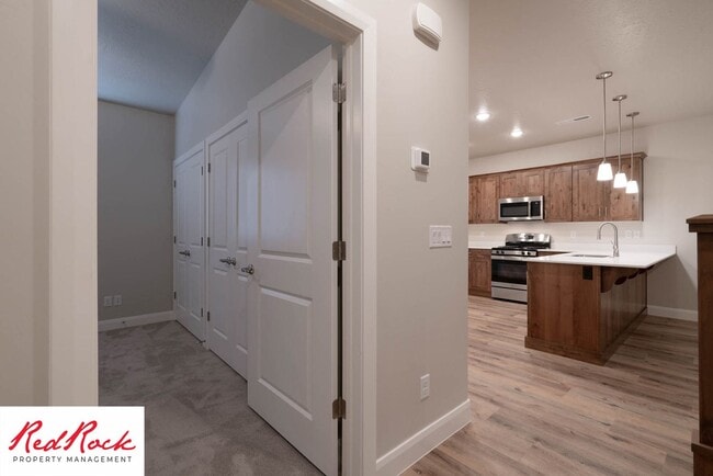 Building Photo - Newer Townhome in Hurricane Heights