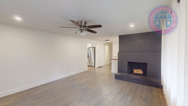 Building Photo - * DESIRABLE MILWAUKIE HOME!  A GARDENER'S ...