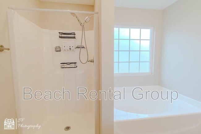 Building Photo - 246 Macarthur Dr