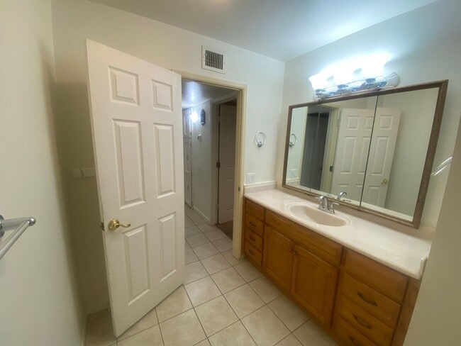 Building Photo - Spacious West Sedona home on a private 1.1...