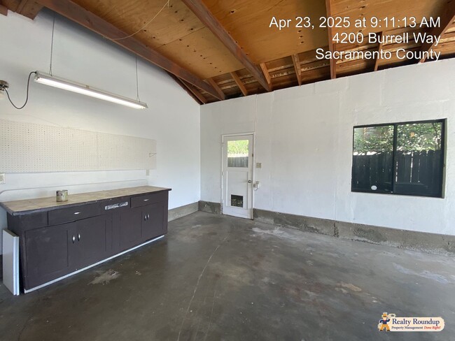 Building Photo - Sprawling Ranch with Open Floorplan & Exce...