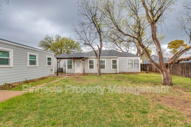 Building Photo - 2205 Live Oak St