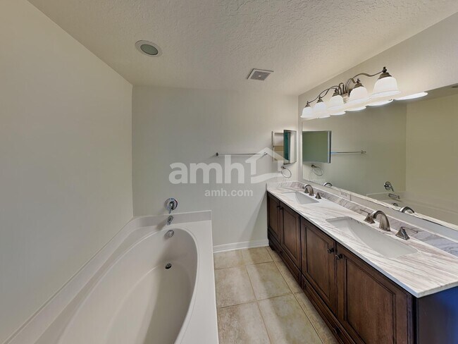 Building Photo - 544 Westcliffe Dr