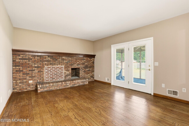 Building Photo - 1589 N Bay Ave