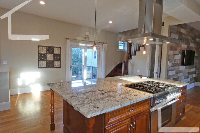 Building Photo - Lovely, De-leaded 3-bed, 2-bath Newton Apartment