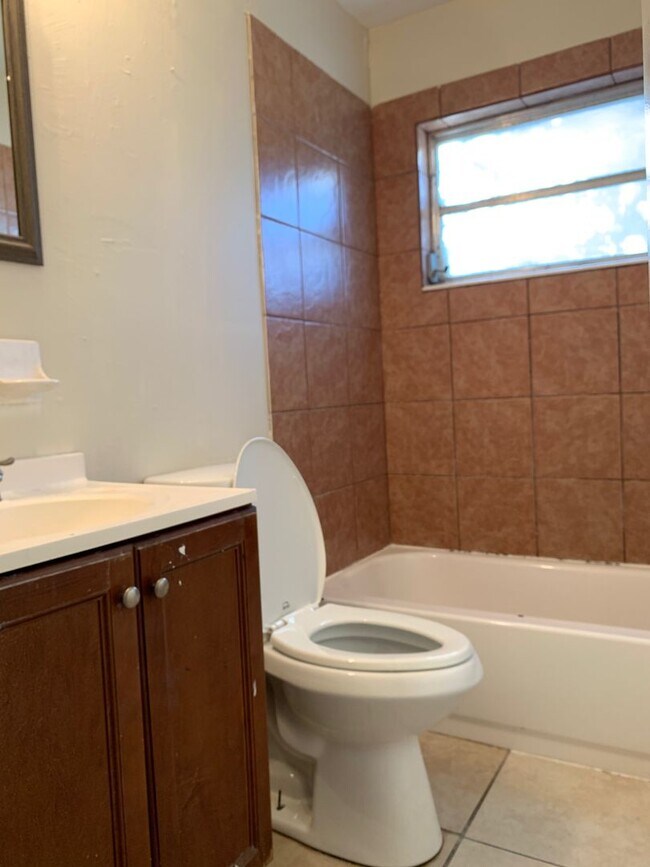 Building Photo - 4bed/2bath Single Family Home $1250/month