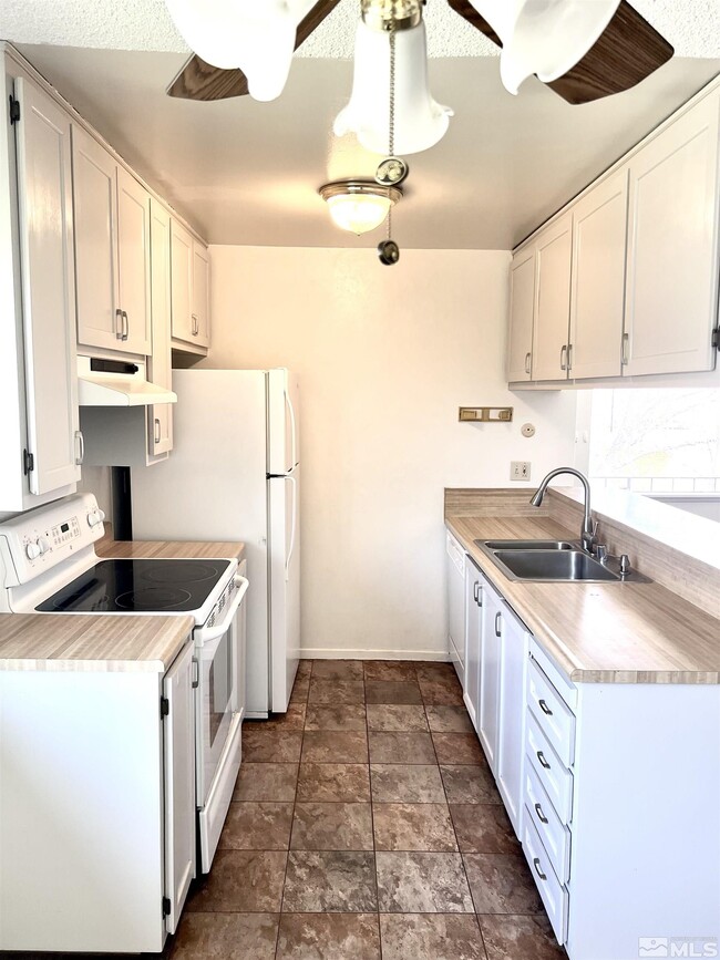 Building Photo - 5020 Tahiti Wy