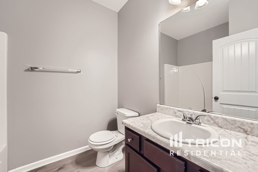 Building Photo - 633 Oakside Pl