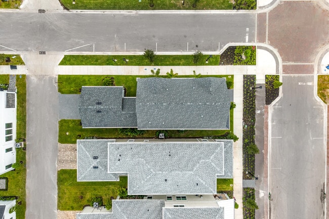Building Photo - 920 SW Newfield Ave