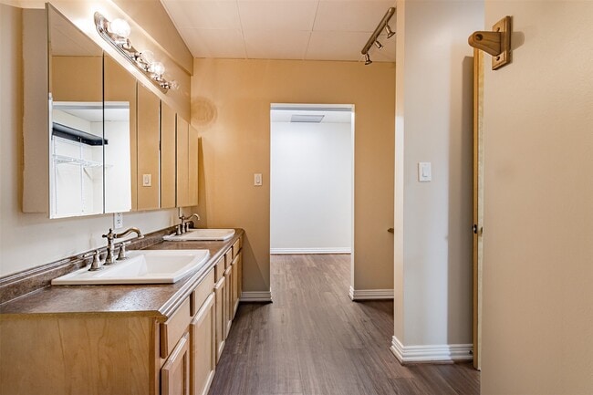 Building Photo - 2098 Harland Dr