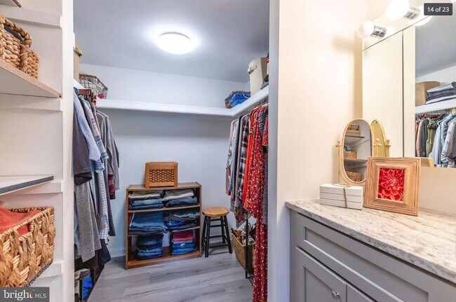 Walk-in closet - 1607 Meadowview Ln
