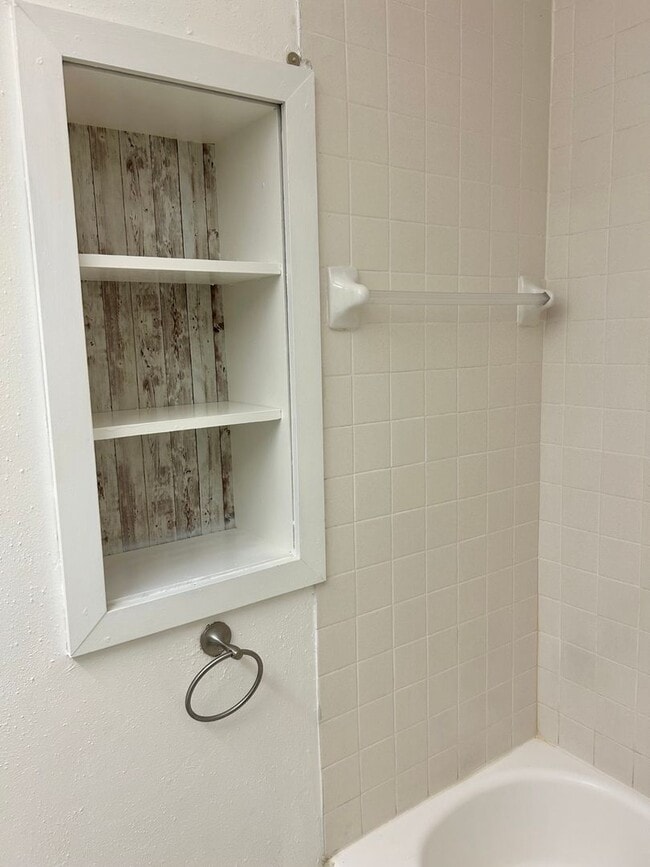 Building Photo - 2 bed 1 Bath House in Ideal Location in St Pete