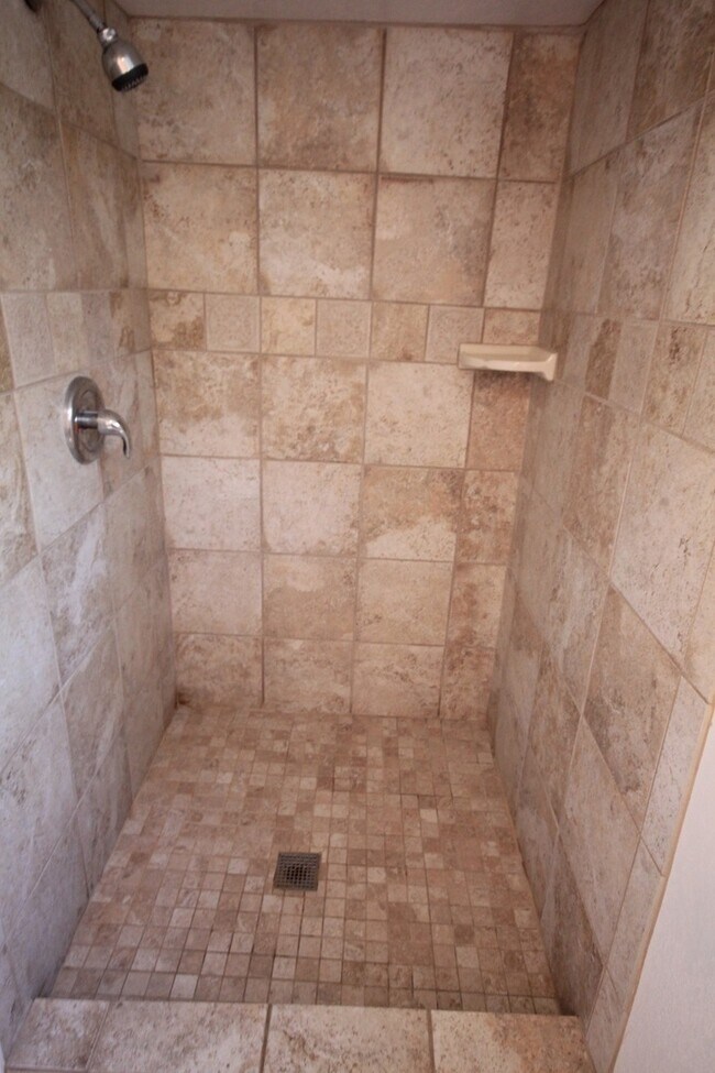 Building Photo - Cute 2 Bed/1 Bath Basement Apartment super...