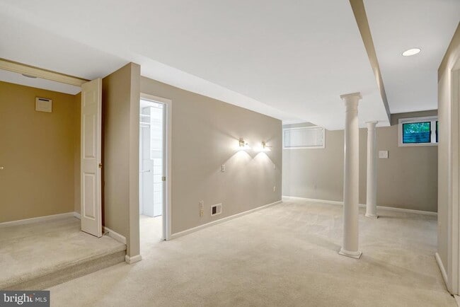 Building Photo - 821 N Latham St