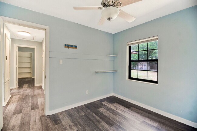Building Photo - Charming 4 Bedroom Pensacola Rental in a Convenient Location!
